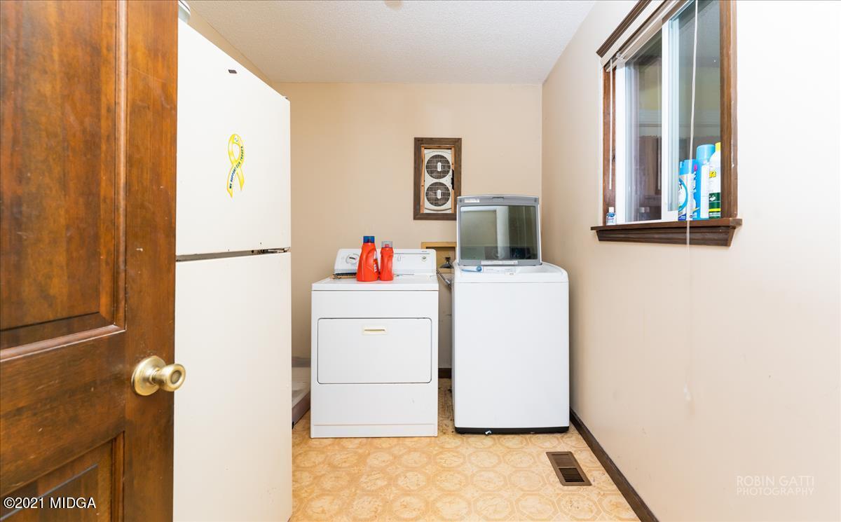 6464 Britt Road Macon, GA 31216 - Photo 4 of 10 a utility room with dryer and washer