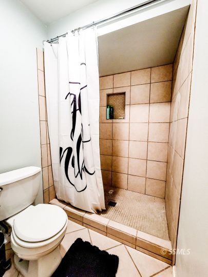 521 Sydnor Avenue Ridgecrest, CA 93555 - Photo 22 of 28 a bathroom with a toilet and a shower