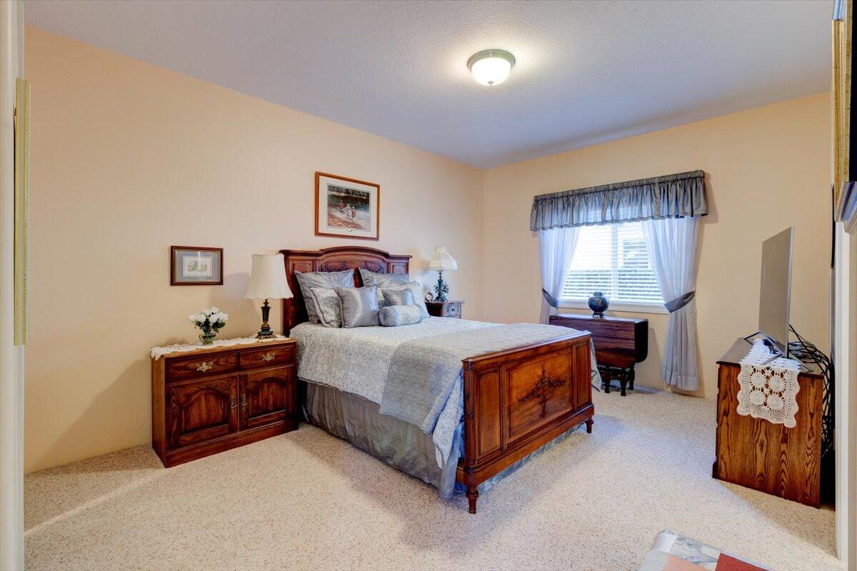 930 Buck Point Street Central Point, OR 97502 - Photo 24 of 37 10-930 Buck Point Street-10