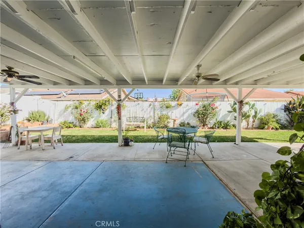 a view of indoor garage