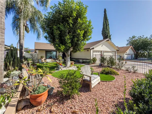 a view of a fountain in front of a house
