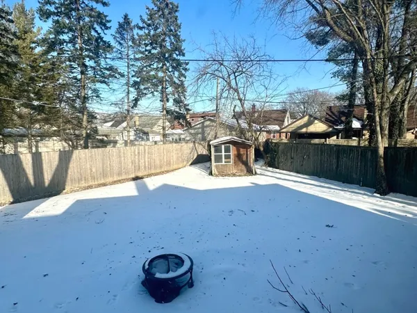 a view of a backyard