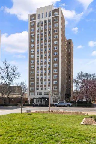 $279,000 | 4440 Lindell Boulevard, Unit 701, St. Louis, MO 63108