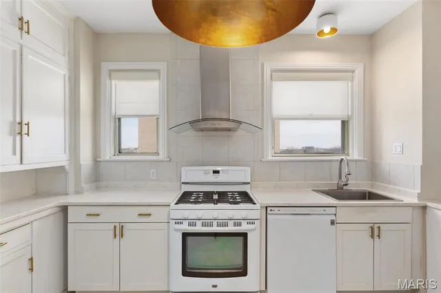 $279,000 | 4440 Lindell Boulevard, Unit 701, St. Louis, MO 63108