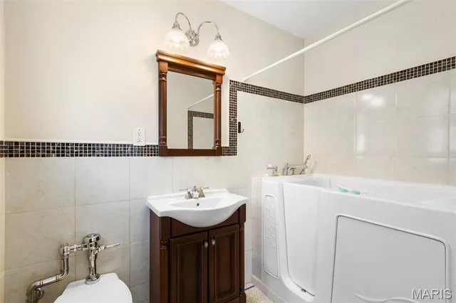 $279,000 | 4440 Lindell Boulevard, Unit 701, St. Louis, MO 63108