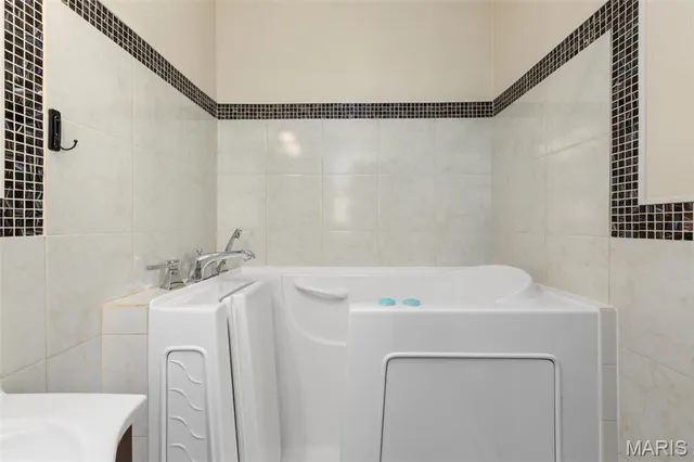 $279,000 | 4440 Lindell Boulevard, Unit 701, St. Louis, MO 63108