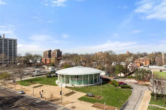 $279,000 | 4440 Lindell Boulevard, Unit 701, St. Louis, MO 63108