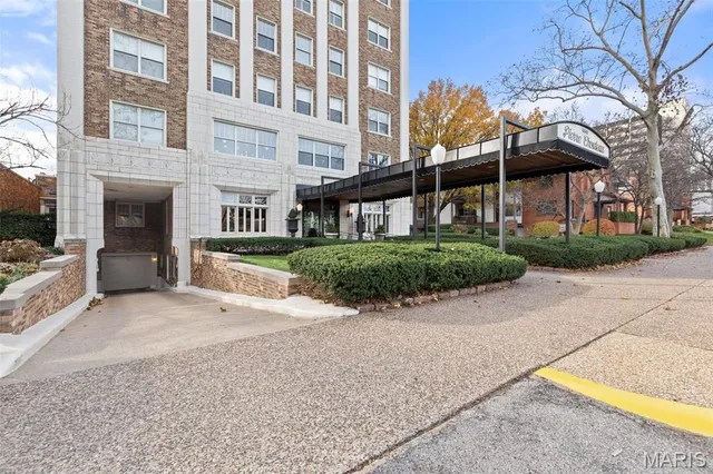 $279,000 | 4440 Lindell Boulevard, Unit 701, St. Louis, MO 63108