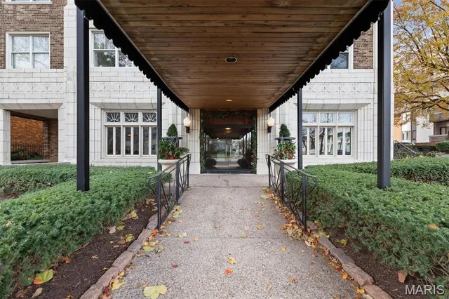 $279,000 | 4440 Lindell Boulevard, Unit 701, St. Louis, MO 63108