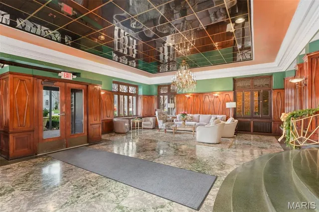 $279,000 | 4440 Lindell Boulevard, Unit 701, St. Louis, MO 63108