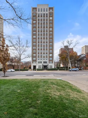 $279,000 | 4440 Lindell Boulevard, Unit 701, St. Louis, MO 63108
