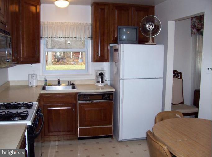 5636 Heming Avenue Springfield, VA 22151 - Photo 24 of 30 a bedroom with a bed and a cabinets