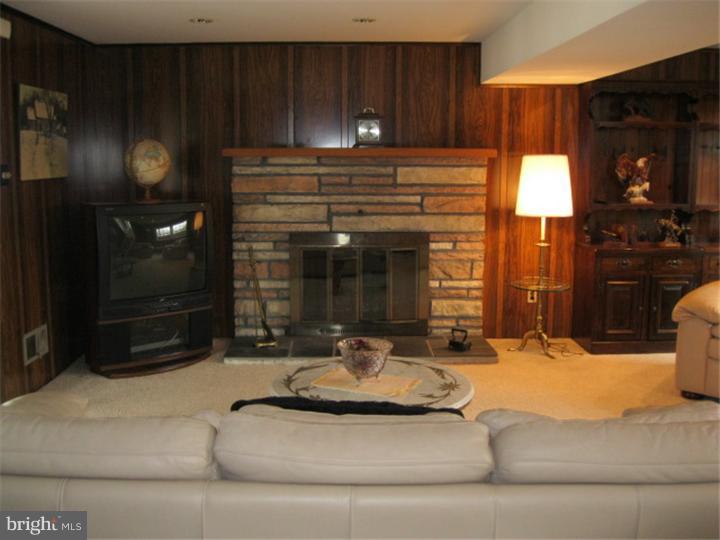 1211 Salem Road Burlington, NJ 08016 - Photo 4 of 24 Family Room