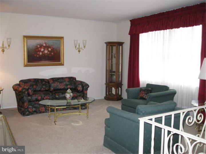 1211 Salem Road Burlington, NJ 08016 - Photo 5 of 24 Living Room