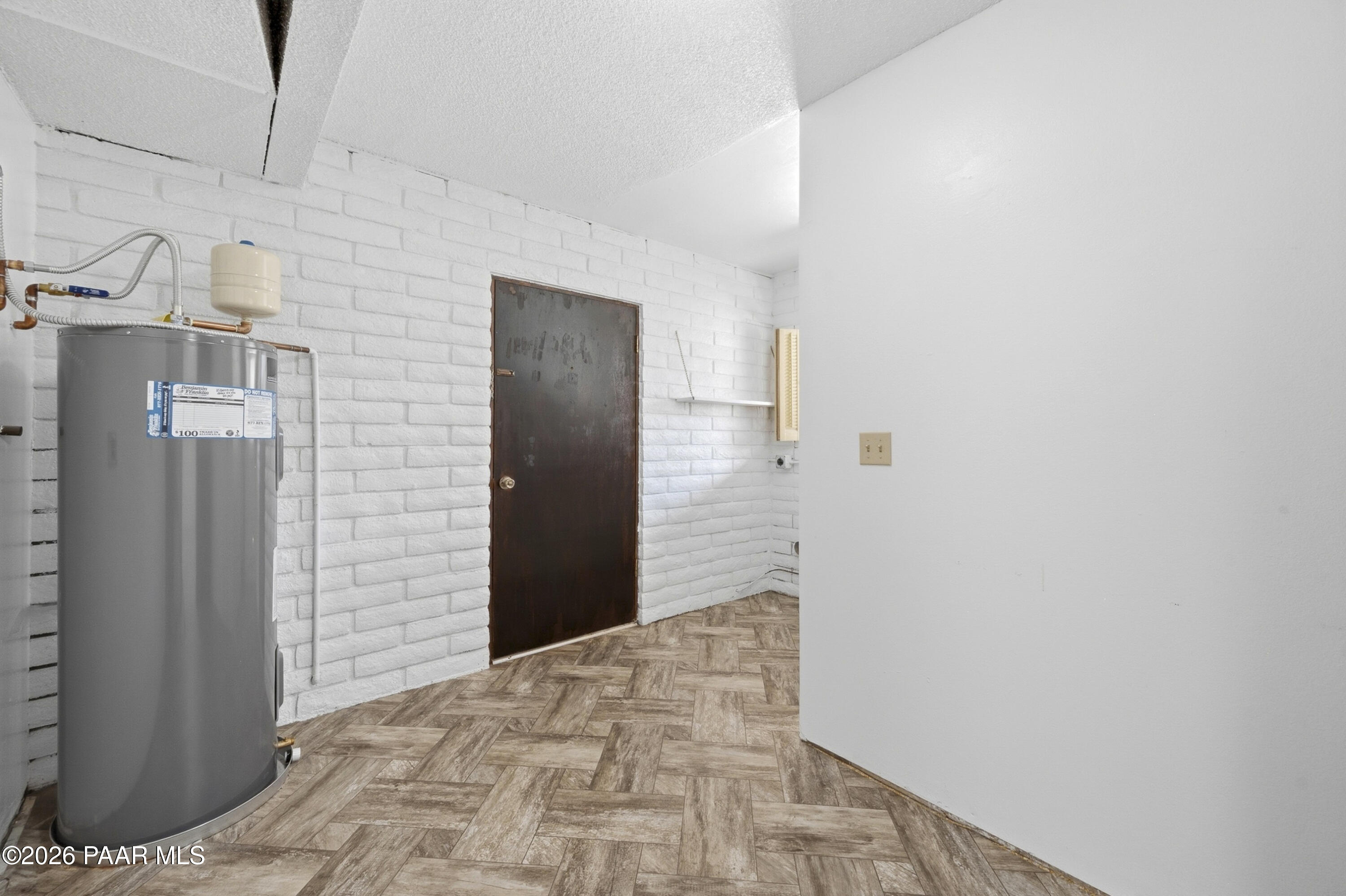 1775 Grandview Road Prescott, AZ 86305 - Photo 27 of 42 a view of a hallway
