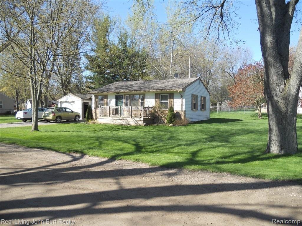 682 Pleasant Ridge Lake Orion, MI 48362 - Photo 18 of 21 big corner lot