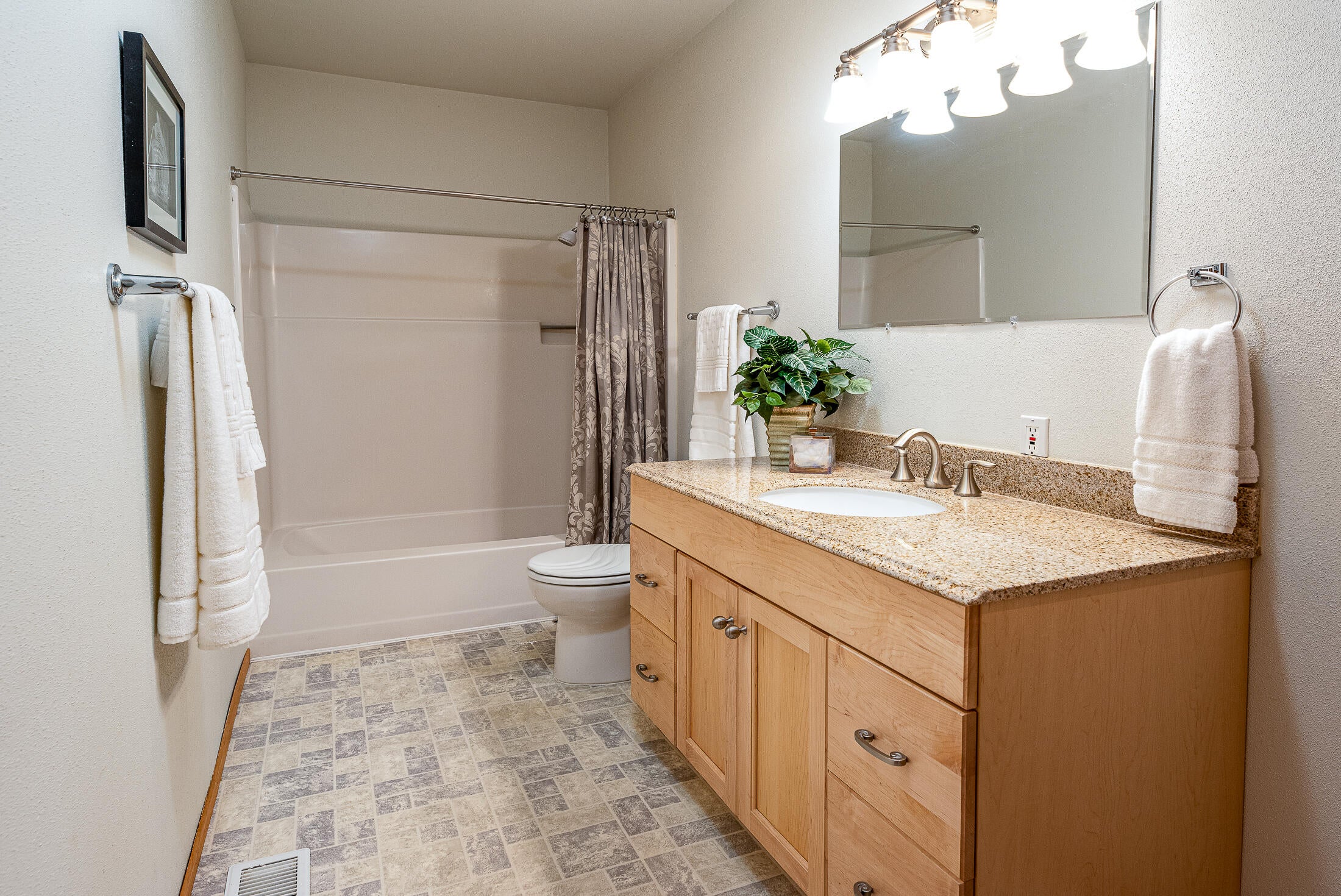 87997 Running Springs Drive Springfield, OR 97478 - Photo 25 of 48 Full bathroom