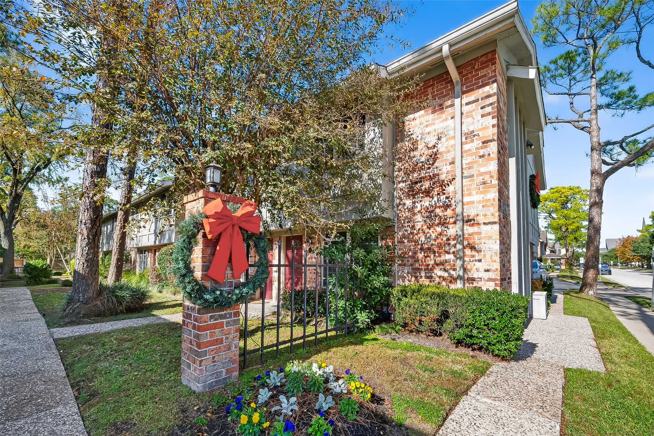 515 Tallowood Road, Unit 9 Houston, TX 77024 - Photo 2 of 18 a backyard of a house with lots of green space
