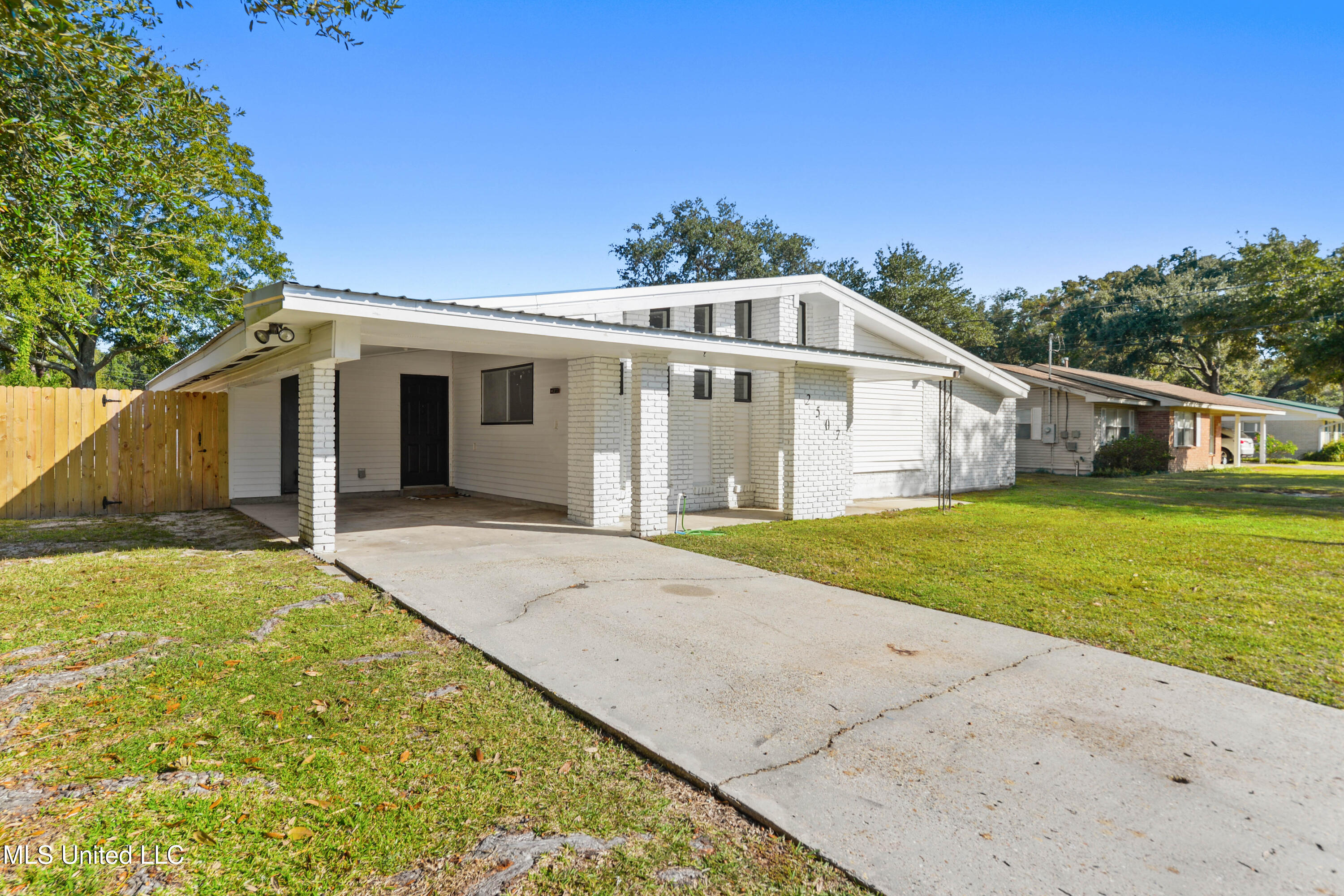 2507 Ridgewood Road Ocean Springs, MS 39564 - Photo 2 of 23 002
