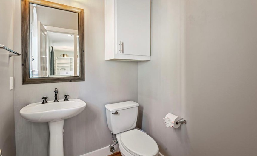 5207 Cornish Street Houston, TX 77007 - Photo 11 of 22 Half Bathroom on Second Floor