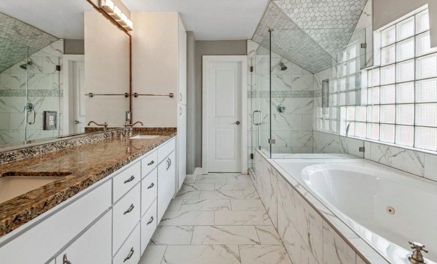 5207 Cornish Street Houston, TX 77007 - Photo 16 of 22 Master Bathroom on Third floor