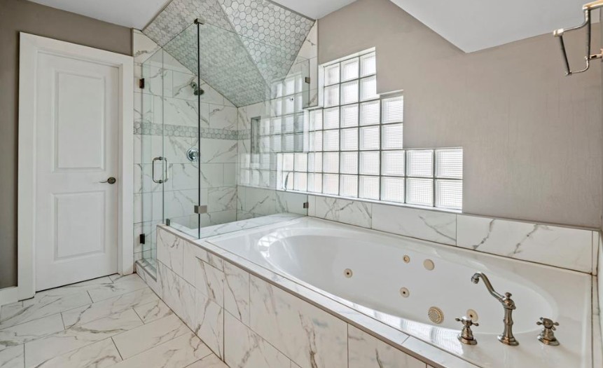 5207 Cornish Street Houston, TX 77007 - Photo 17 of 22 Master Bathroom on Third floor