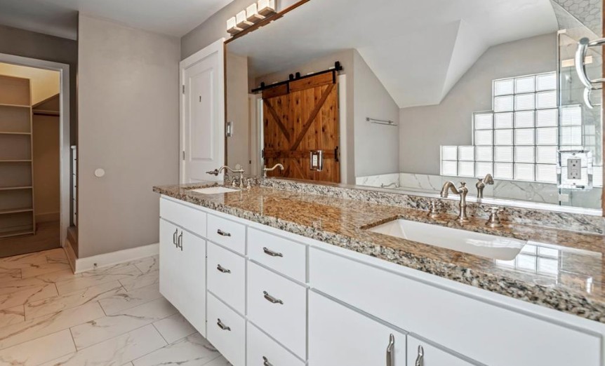 5207 Cornish Street Houston, TX 77007 - Photo 18 of 22 Master Bedroom Walk-in Closet