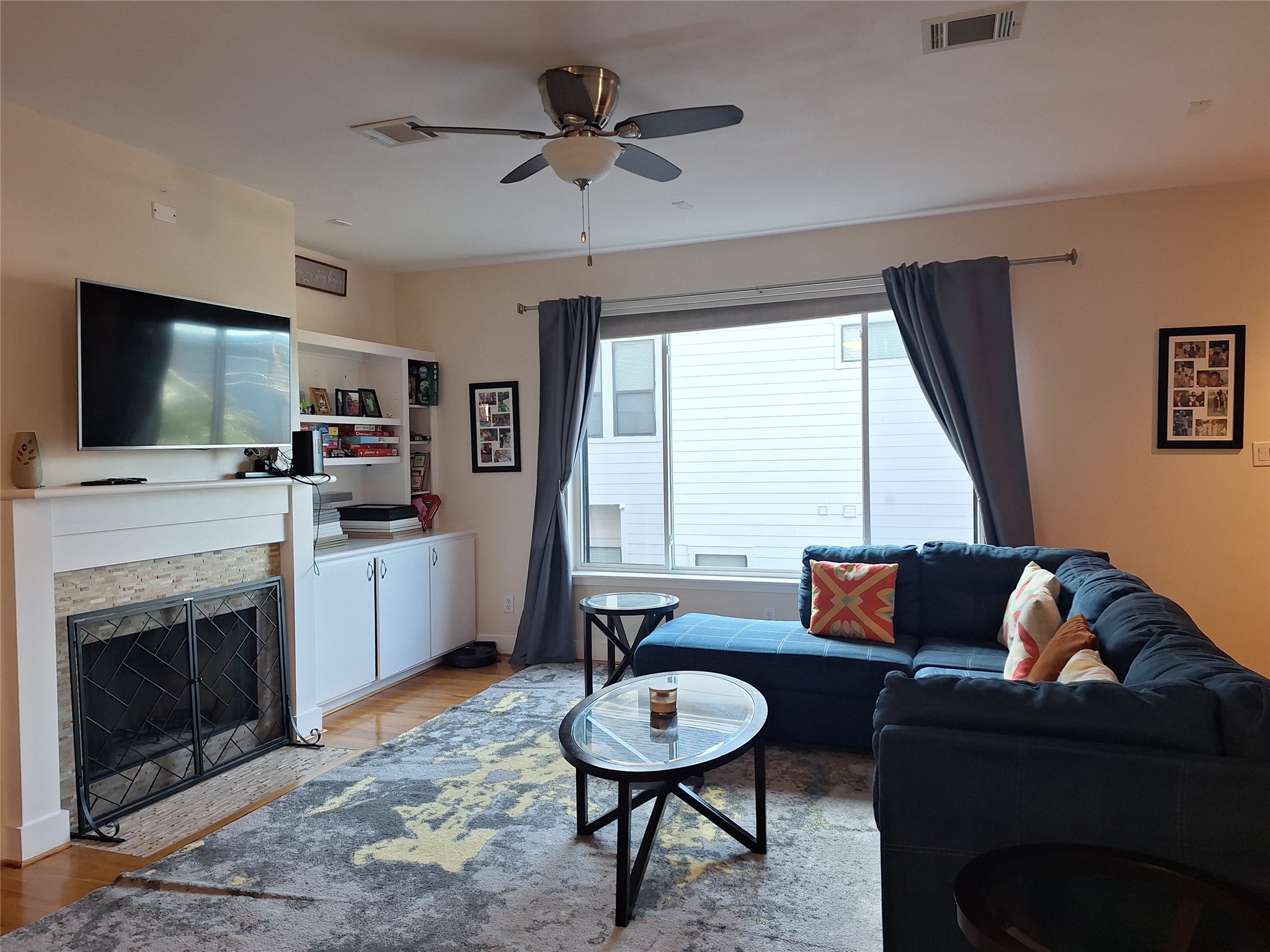 5207 Cornish Street Houston, TX 77007 - Photo 6 of 22 Living Room on Second Floor