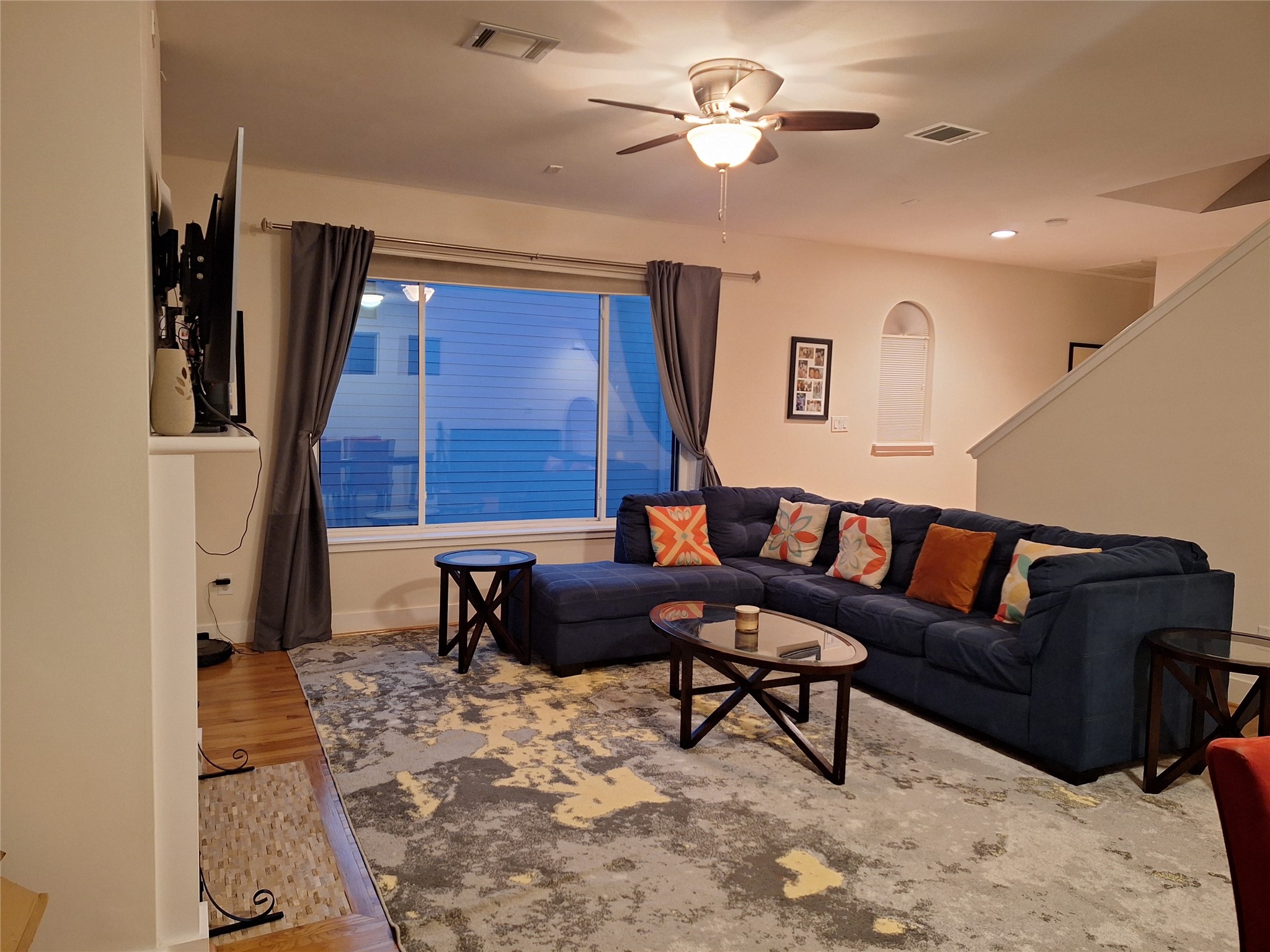 5207 Cornish Street Houston, TX 77007 - Photo 7 of 22 Living Room Area