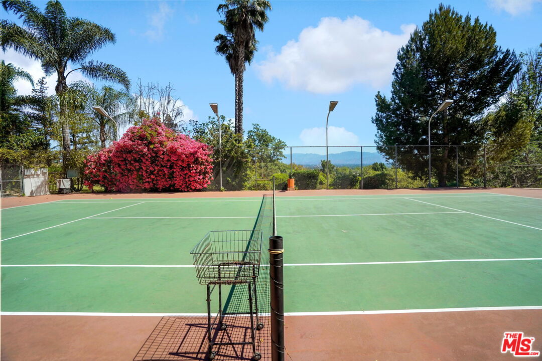 16814 Oak View Drive Encino, CA 91436 - Photo 44 of 49