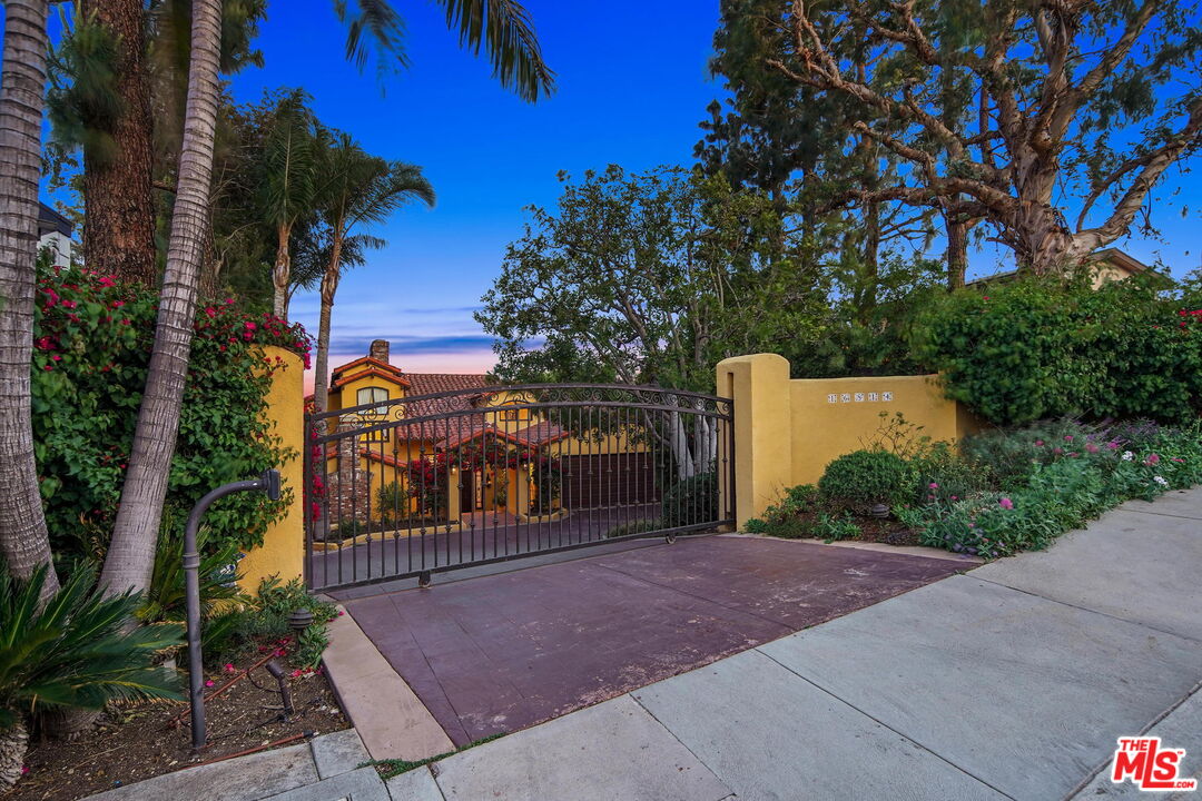 16814 Oak View Drive Encino, CA 91436 - Photo 49 of 49 a view of a kid s park