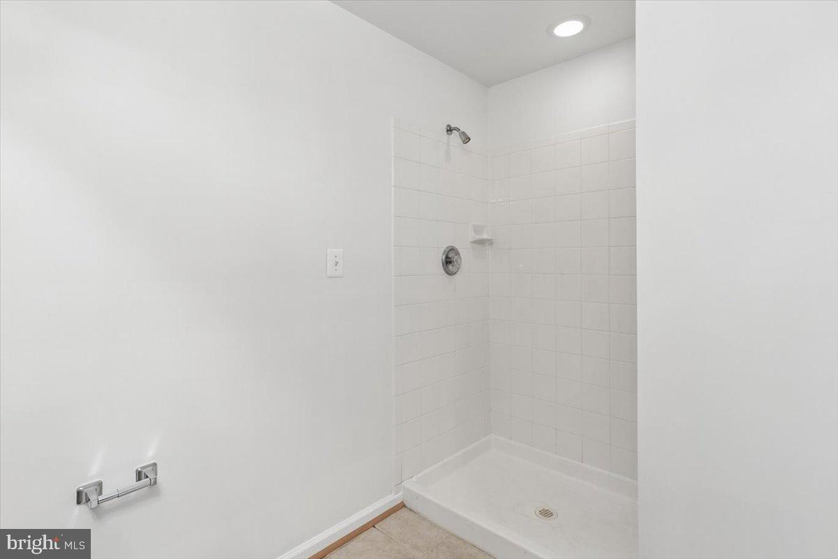 631 Constellation Square Southeast, Unit D Leesburg, VA 20175 - Photo 17 of 22 a bathroom with a bathtub