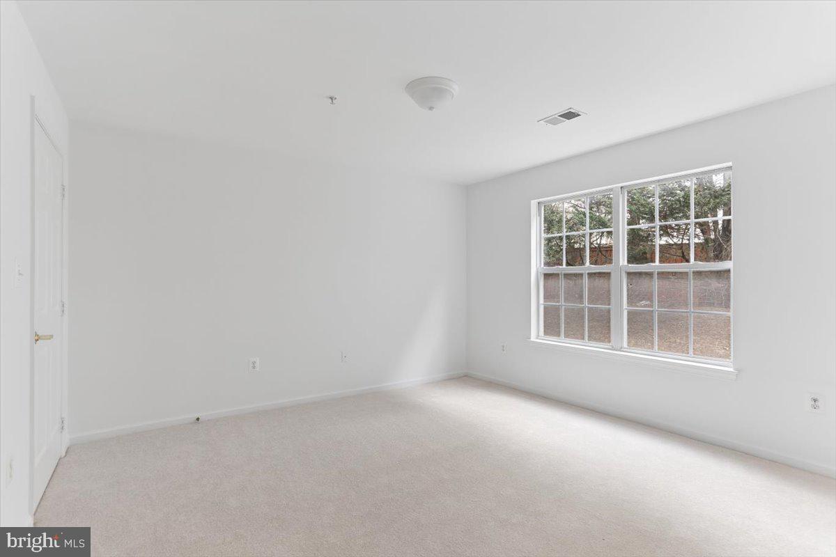 631 Constellation Square Southeast, Unit D Leesburg, VA 20175 - Photo 7 of 22 an empty room with a window