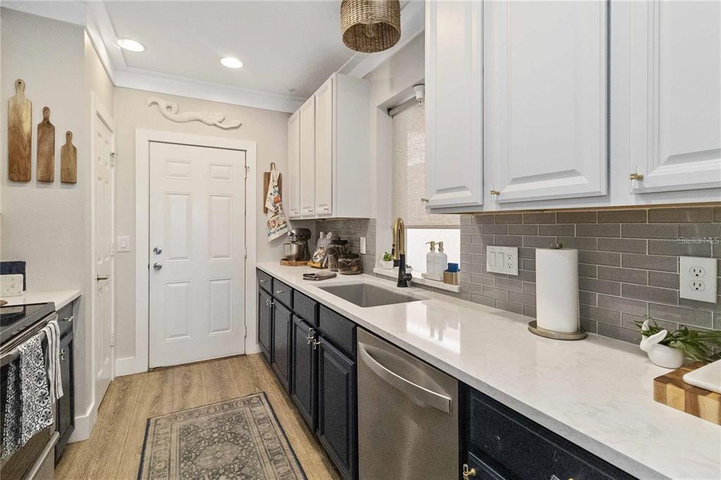 7242 Hamilton Road Bradenton, FL 34209 - Photo 3 of 26