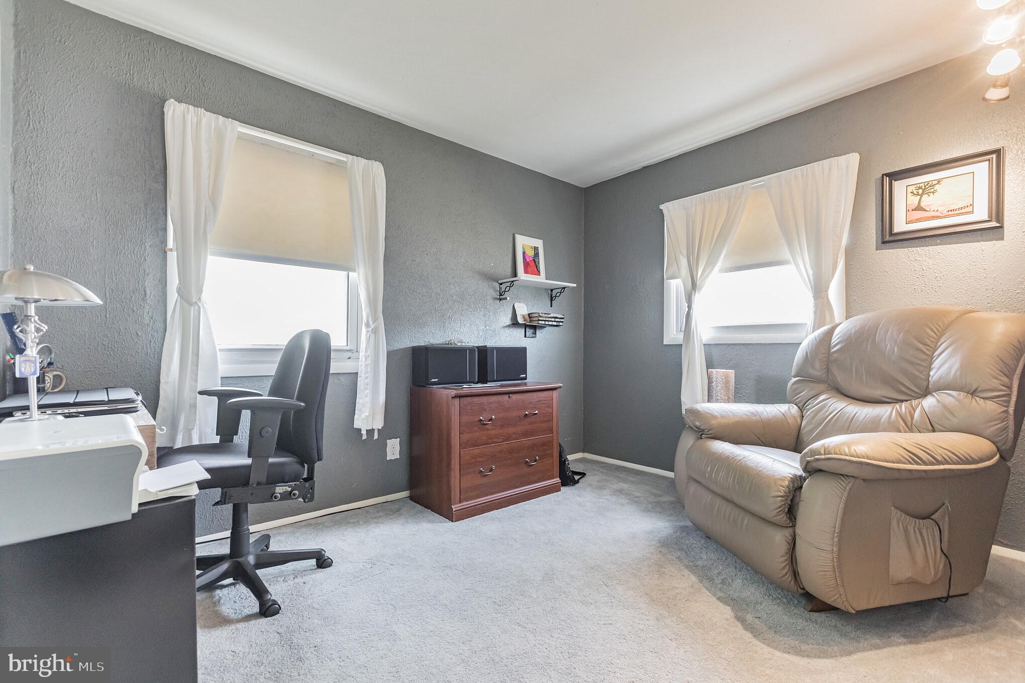 27 Boswell Road Marlton, NJ 08053 - Photo 21 of 40 a livingroom with workspace and a couch