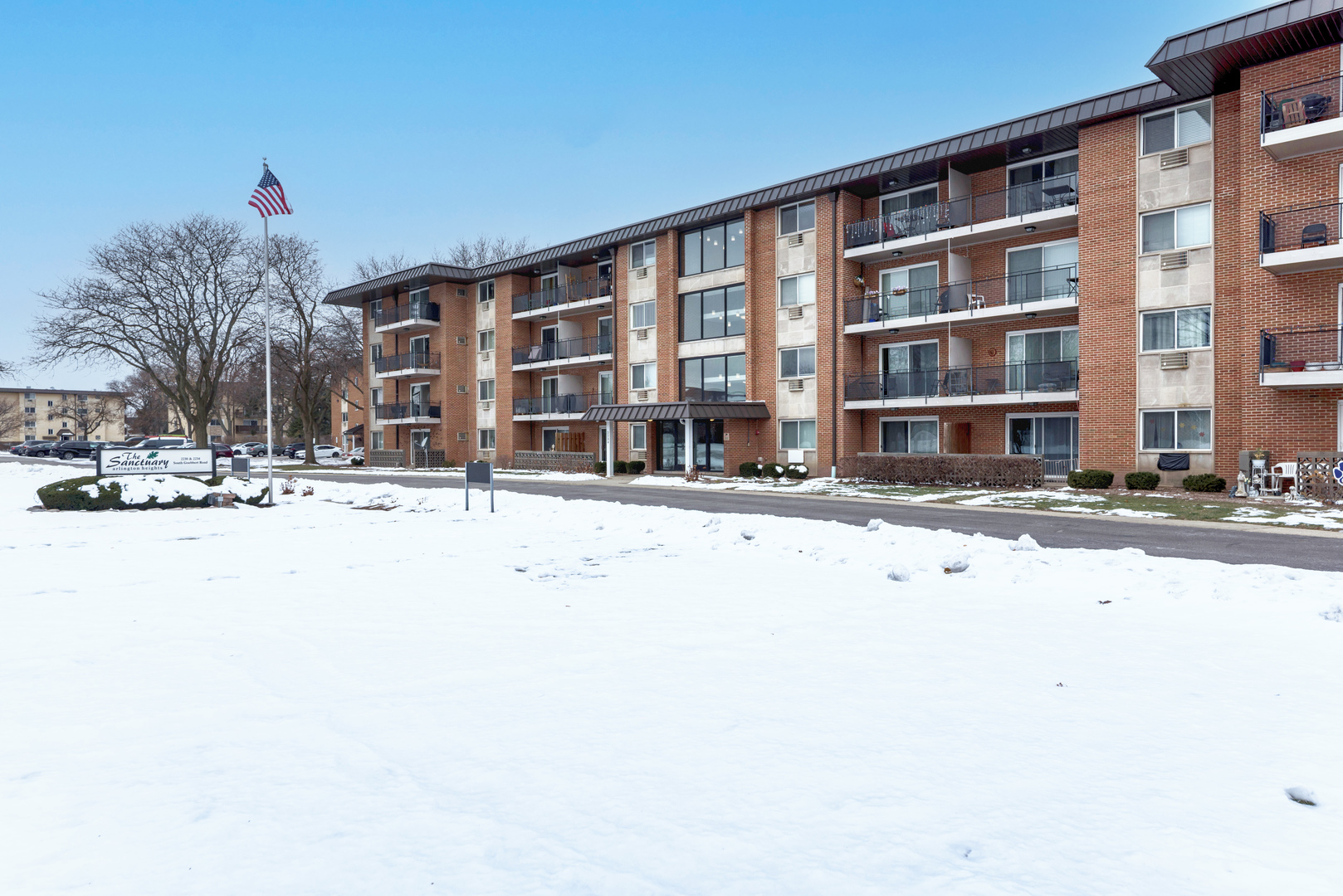 2234 South Goebbert Road, Unit 118 Arlington Heights, IL 60005 - Photo 2 of 21 Gallery Image 2