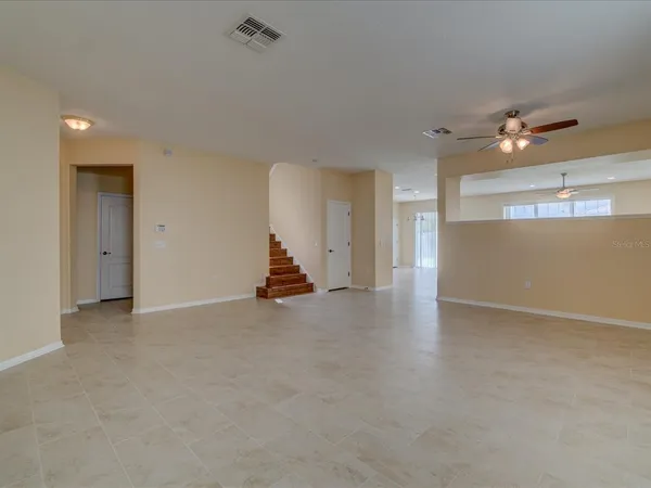a view of a livingroom and a ceiling fan
