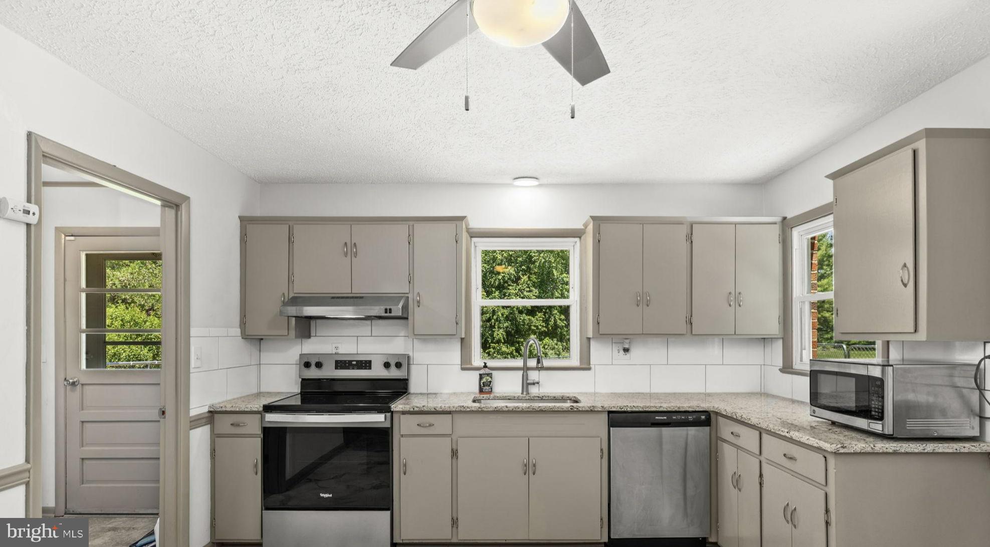 17195 Oakshade Road Orange, VA 22960 - Photo 9 of 31 Bright and inviting kitchen space.