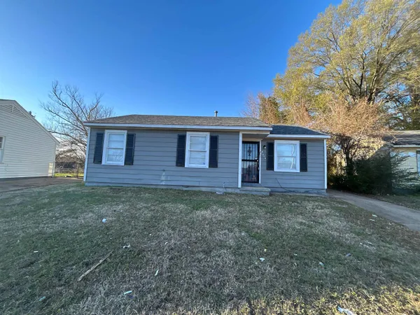 a view of front of a house with a yard