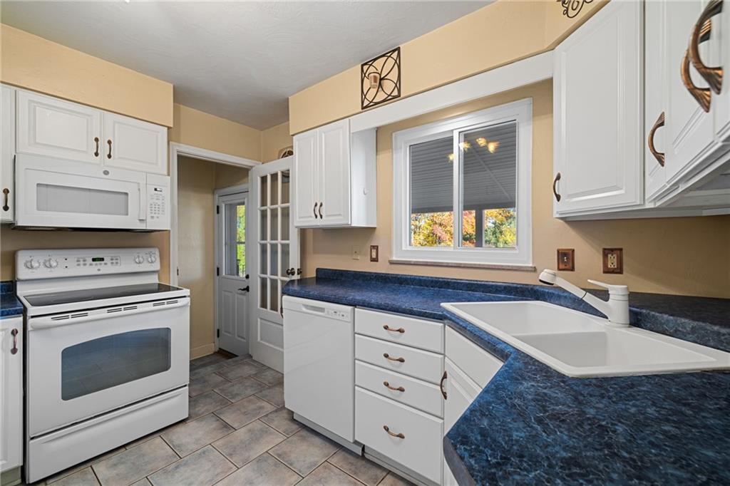 152 Easley Road Pittsburgh, PA 15237 - Photo 8 of 20 a kitchen with granite countertop a sink stove and cabinets
