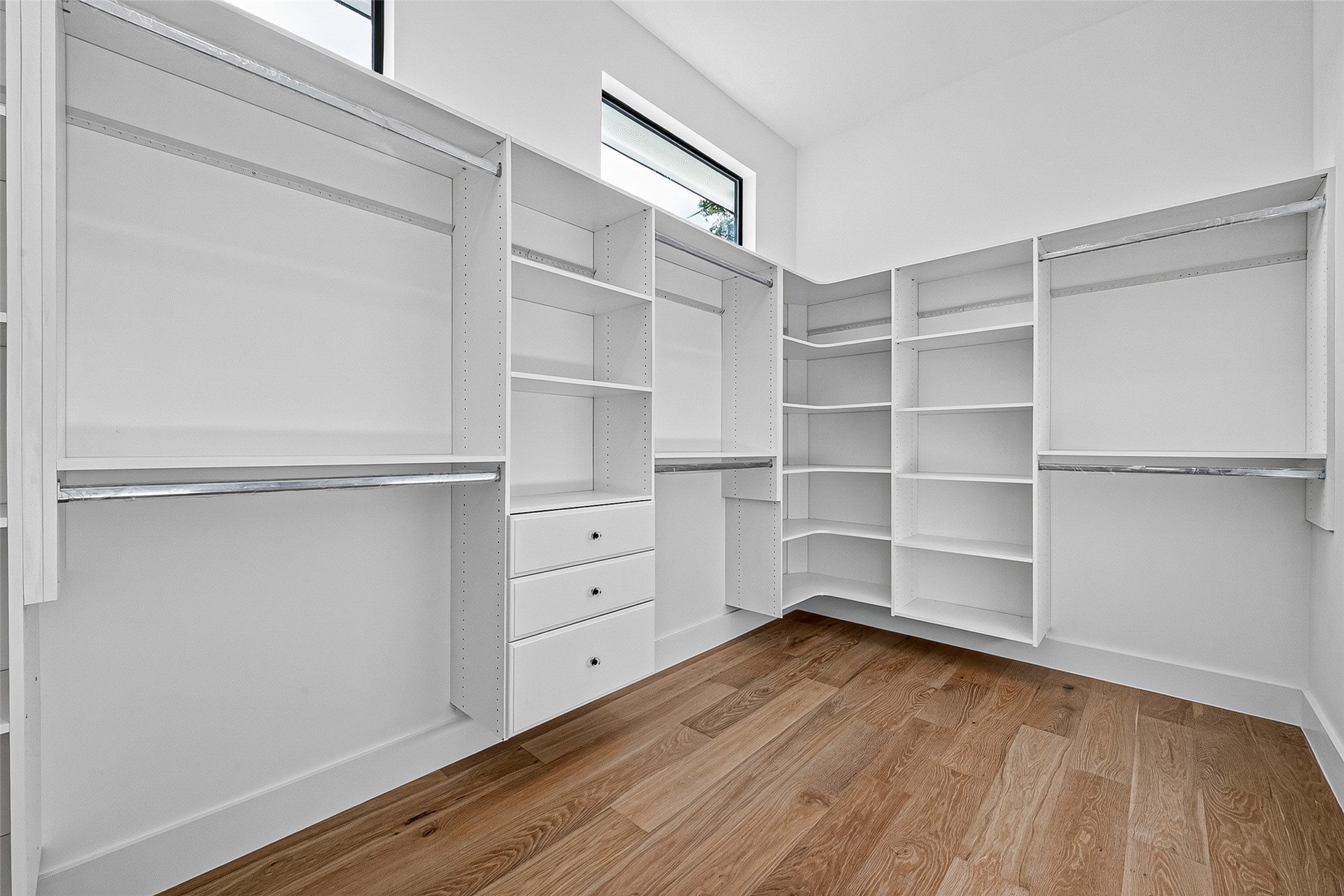 4802 Hummingbird Street Houston, TX 77035 - Photo 25 of 43 Primary closet