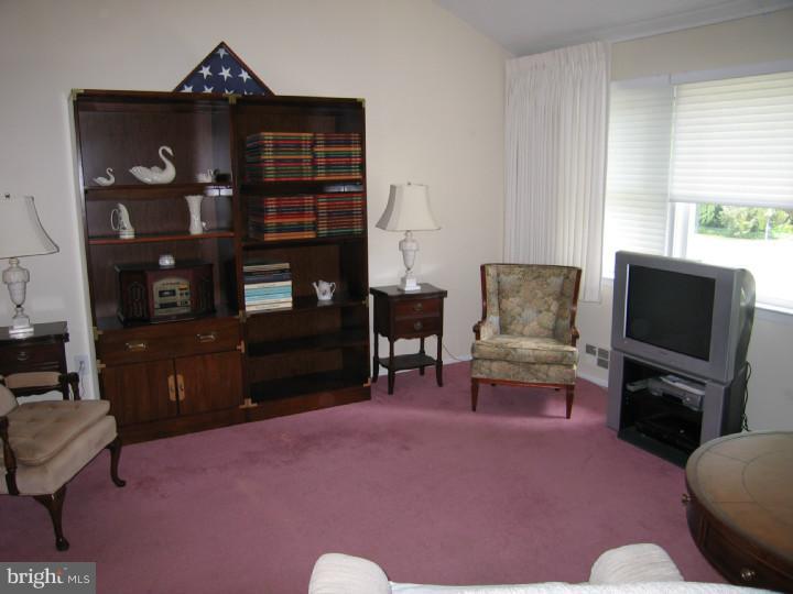 681 Yardville Hamilton Square Road Hamilton, NJ 08691 - Photo 3 of 12 Living Room