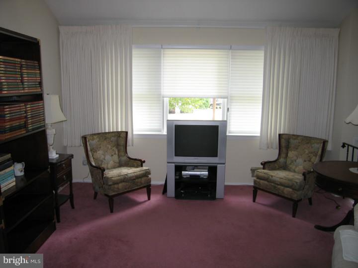 681 Yardville Hamilton Square Road Hamilton, NJ 08691 - Photo 4 of 12 Living Room