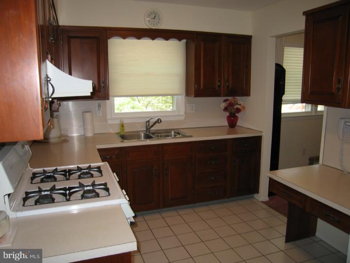 681 Yardville Hamilton Square Road Hamilton, NJ 08691 - Photo 6 of 12 Kitchen