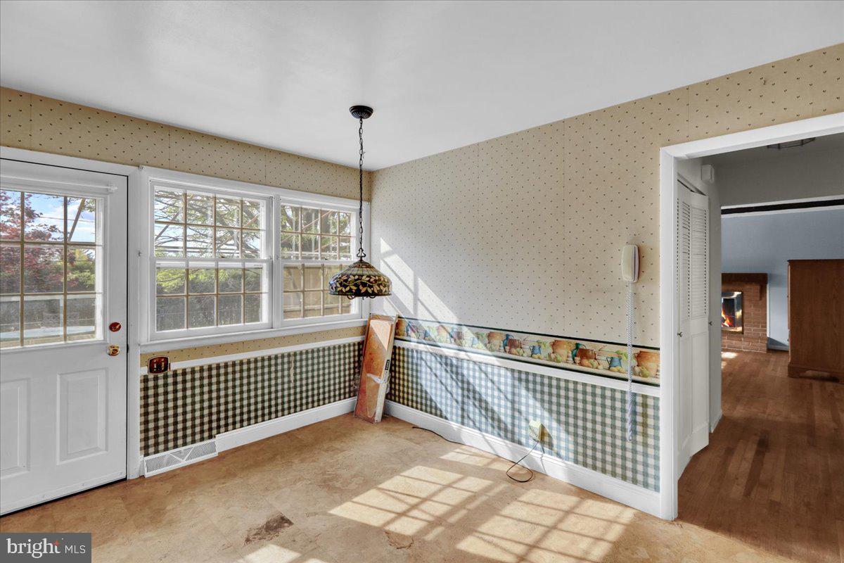 2701 Dalin Drive Reading, PA 19609 - Photo 20 of 34 a view of a hallway with window
