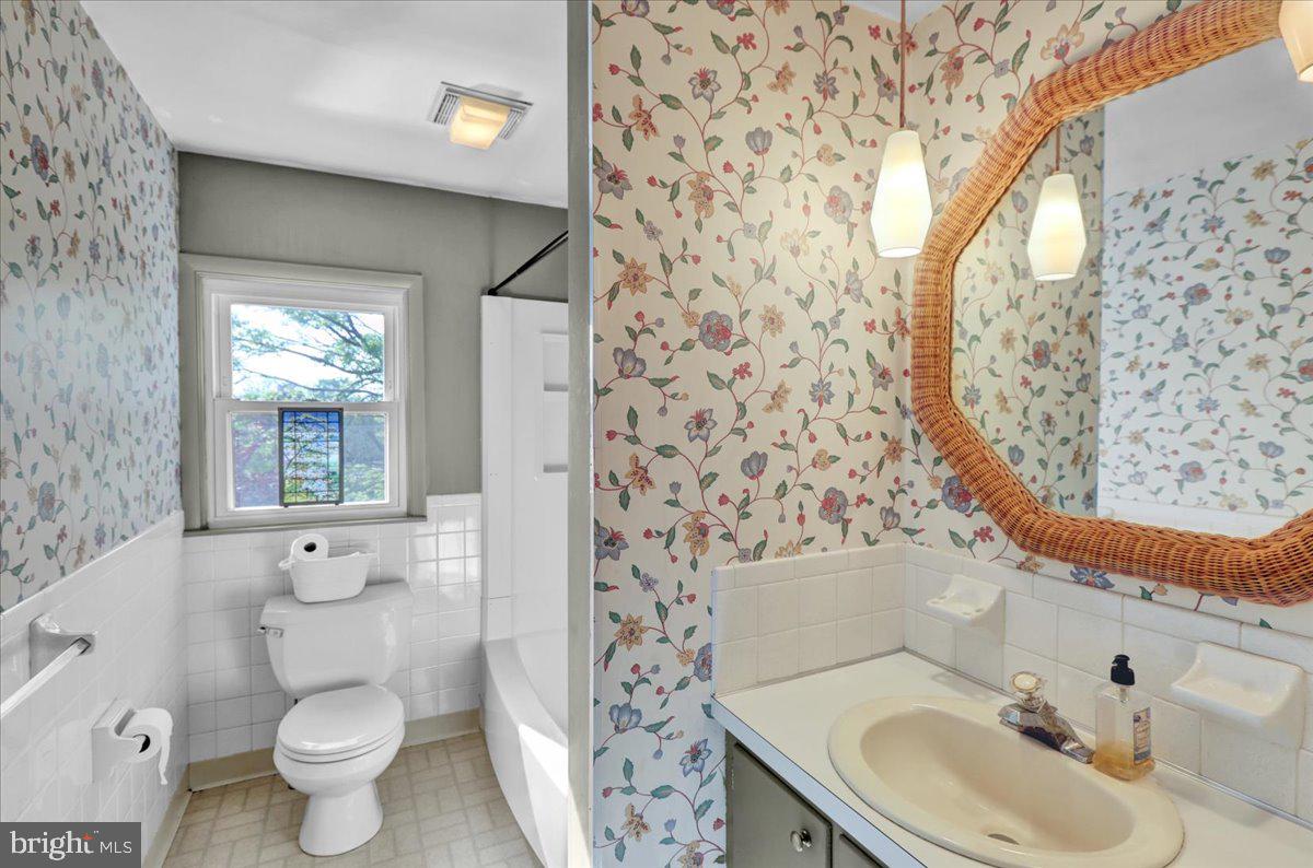 2701 Dalin Drive Reading, PA 19609 - Photo 26 of 34 a bathroom with a sink toilet and shower