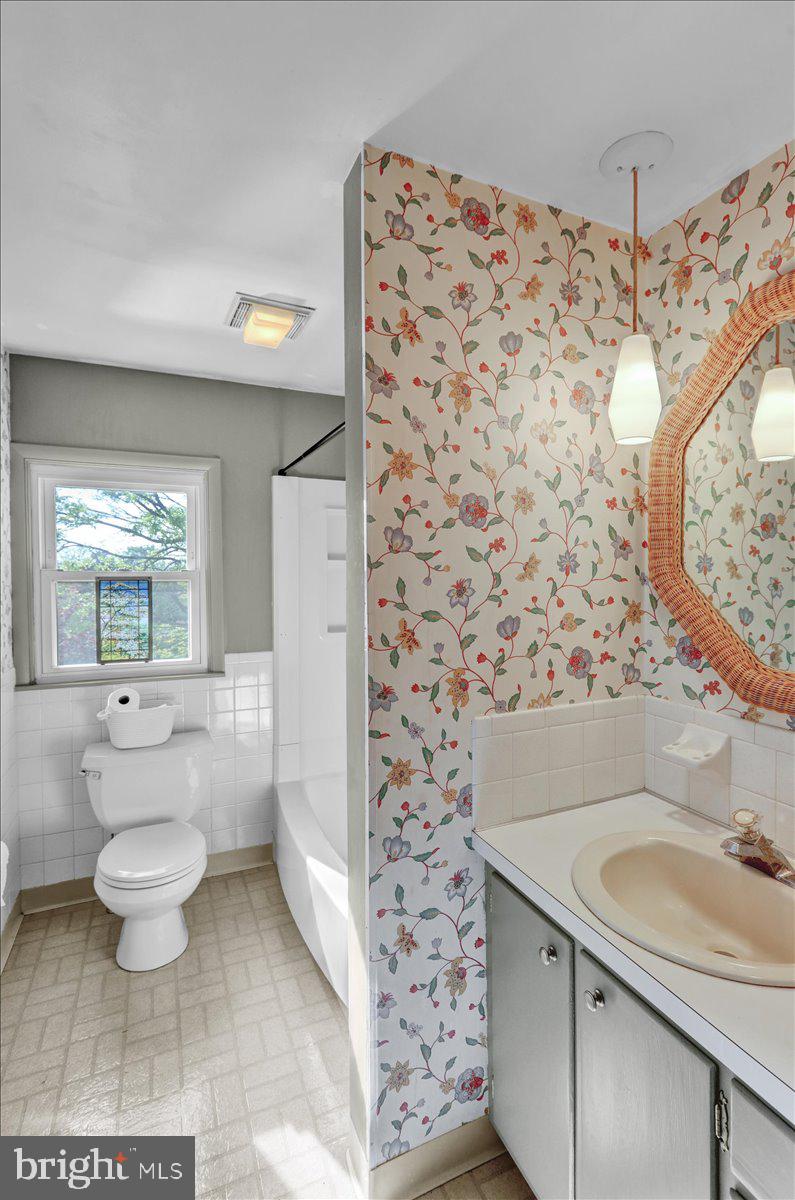 2701 Dalin Drive Reading, PA 19609 - Photo 27 of 34 a bathroom with a sink toilet and shower