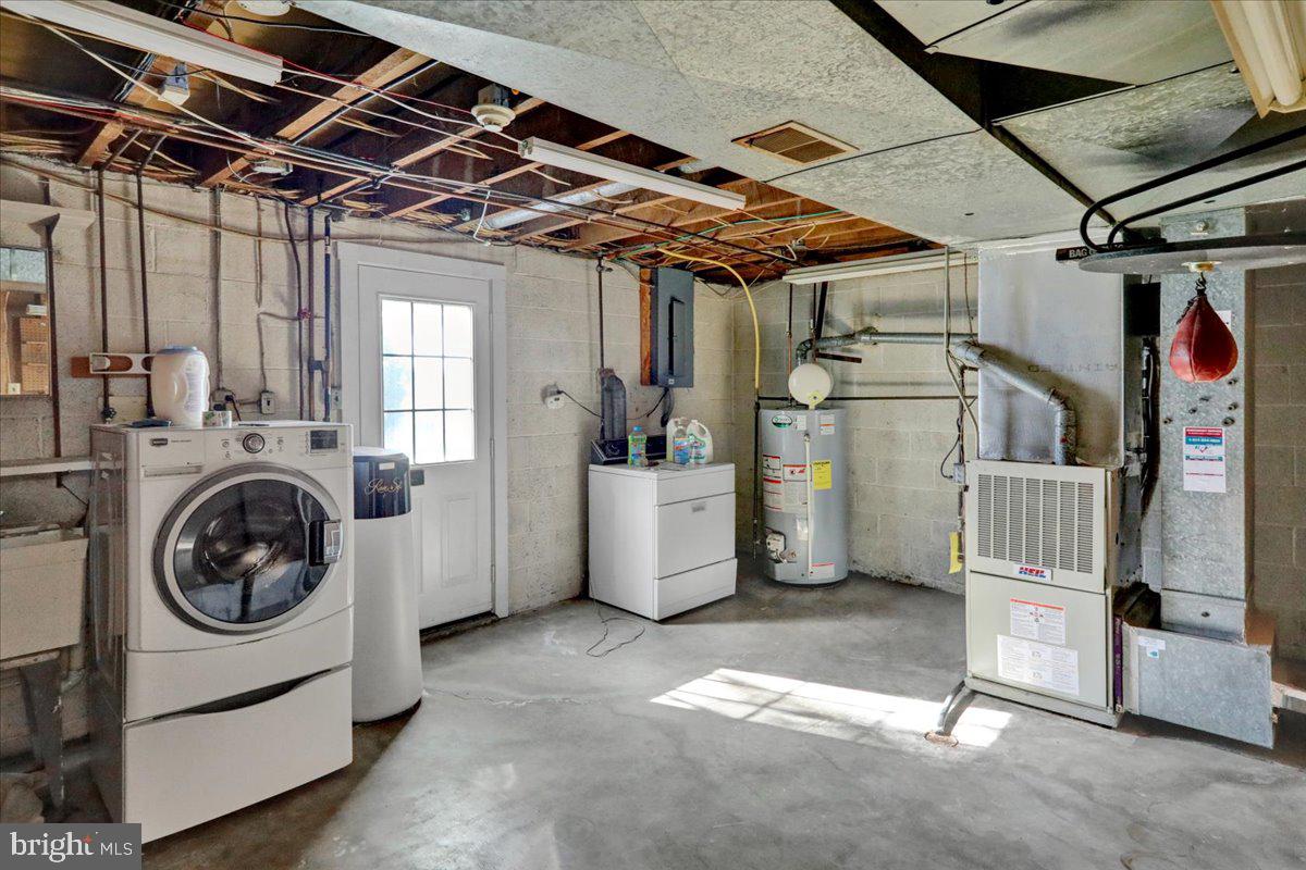 2701 Dalin Drive Reading, PA 19609 - Photo 6 of 34 a utility room with dryer and washer
