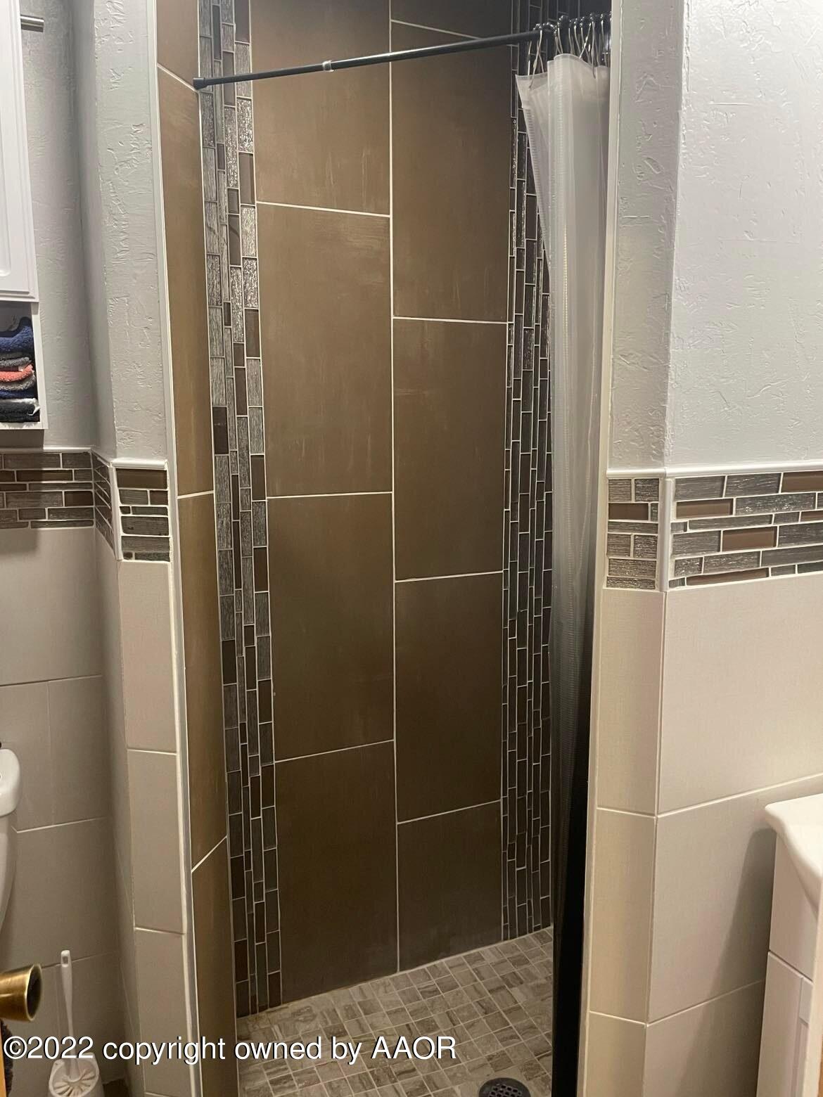 1604 South Arthur Street Amarillo, TX 79102 - Photo 3 of 6 a bathroom with a shower