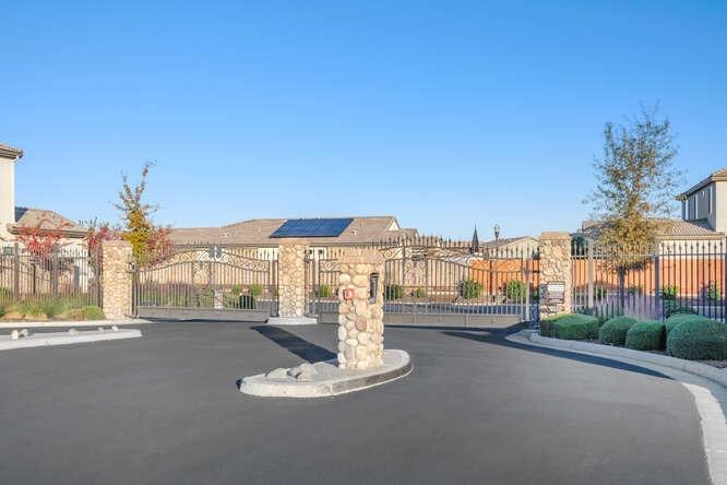 3822 Hannah Lane Clovis, CA 93619 - Photo 4 of 26 a view of a building with a street